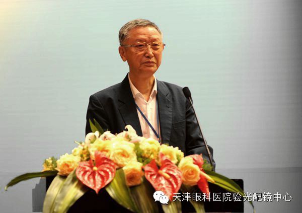中国眼镜协会理事长崔毅向成功举办成立大会表示祝贺